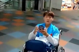 暖！球迷在名古屋机场偶遇毛伟杰，并为他买药