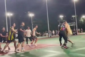好家伙，打个球至于动作这么大嘛？